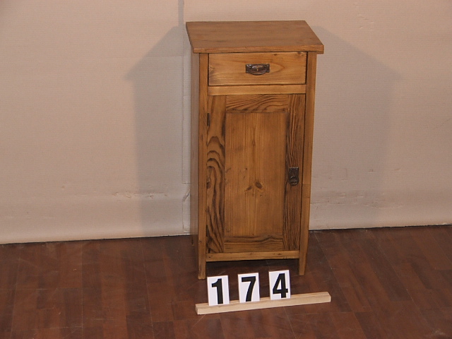 Méretek:37x73x32 Régi fenyő kis szekrény,fiókos szekrény,éjjeli szekrény,méh viaszolt