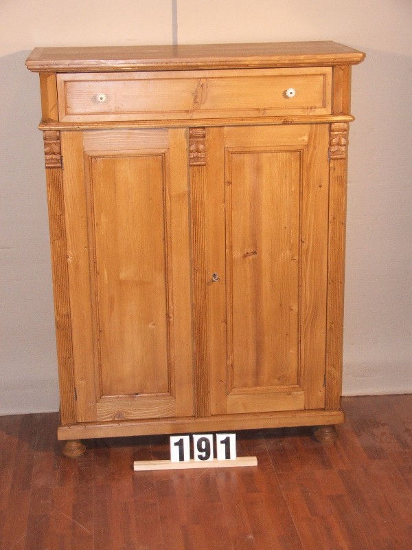 Méretek:100,5x131x45,5 Régi fenyő kis szekrény,fiókos szekrény,méh viaszolt,vertiko